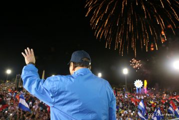 Daniel y Rosario celebran el 37 Aniversario de la Revolución Popular Sandinista
