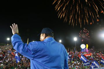 Daniel y Rosario celebran el 37 Aniversario de la Revolución Popular Sandinista