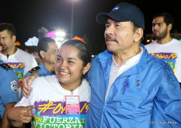 Daniel y Rosario celebran el 37 Aniversario de la Revolución Popular Sandinista