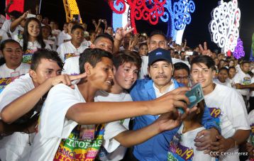Daniel y Rosario celebran el 37 Aniversario de la Revolución Popular Sandinista