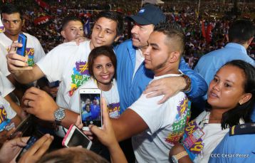 Daniel y Rosario celebran el 37 Aniversario de la Revolución Popular Sandinista