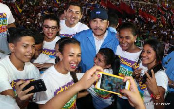 Daniel y Rosario celebran el 37 Aniversario de la Revolución Popular Sandinista