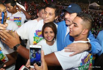 Daniel y Rosario celebran el 37 Aniversario de la Revolución Popular Sandinista