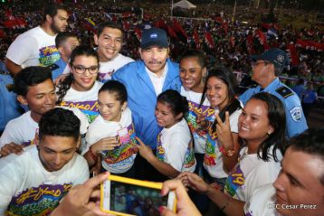 Daniel y Rosario celebran el 37 Aniversario de la Revolución Popular Sandinista
