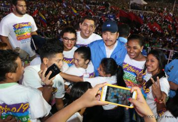 Daniel y Rosario celebran el 37 Aniversario de la Revolución Popular Sandinista