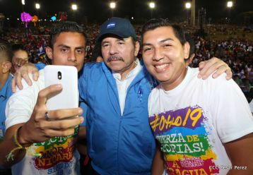 Daniel y Rosario celebran el 37 Aniversario de la Revolución Popular Sandinista