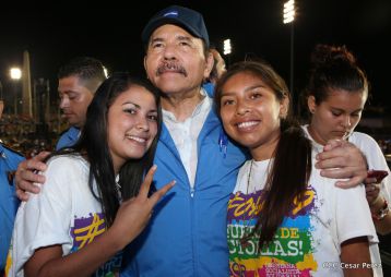 Daniel y Rosario celebran el 37 Aniversario de la Revolución Popular Sandinista