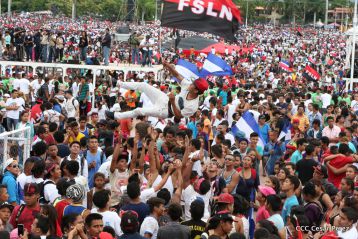 Daniel y Rosario celebran el 37 Aniversario de la Revolución Popular Sandinista