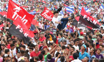 Daniel y Rosario celebran el 37 Aniversario de la Revolución Popular Sandinista