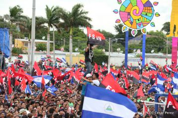 Daniel y Rosario celebran el 37 Aniversario de la Revolución Popular Sandinista