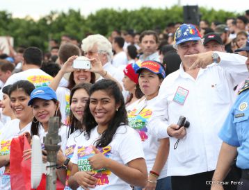 Daniel y Rosario celebran el 37 Aniversario de la Revolución Popular Sandinista