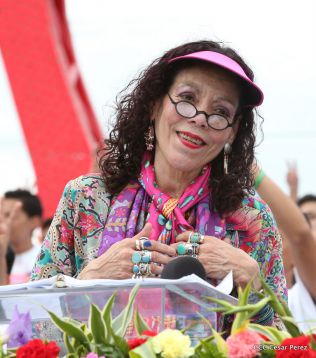 Daniel y Rosario celebran el 37 Aniversario de la Revolución Popular Sandinista