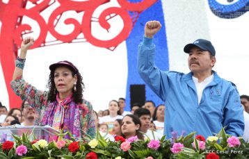 Daniel y Rosario celebran el 37 Aniversario de la Revolución Popular Sandinista