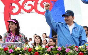 Daniel y Rosario celebran el 37 Aniversario de la Revolución Popular Sandinista