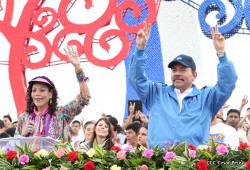 Daniel y Rosario celebran el 37 Aniversario de la Revolución Popular Sandinista