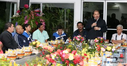 Presidente Daniel abandera a atletas nicaragüenses que participarán en Juegos Olímpicos y Paralímpicos Río 2016