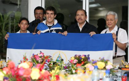 Presidente Daniel abandera a atletas nicaragüenses que participarán en Juegos Olímpicos y Paralímpicos Río 2016