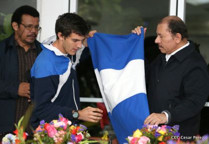 Presidente Daniel abandera a atletas nicaragüenses que participarán en Juegos Olímpicos y Paralímpicos Río 2016