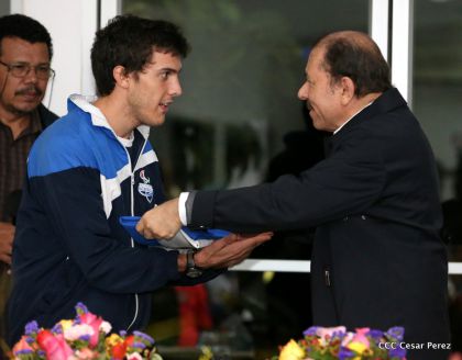 Presidente Daniel abandera a atletas nicaragüenses que participarán en Juegos Olímpicos y Paralímpicos Río 2016