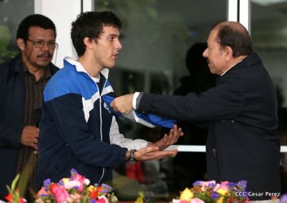 Presidente Daniel abandera a atletas nicaragüenses que participarán en Juegos Olímpicos y Paralímpicos Río 2016