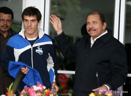 Presidente Daniel abandera a atletas nicaragüenses que participarán en Juegos Olímpicos y Paralímpicos Río 2016