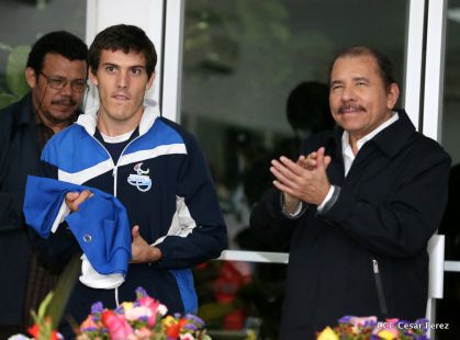 Presidente Daniel abandera a atletas nicaragüenses que participarán en Juegos Olímpicos y Paralímpicos Río 2016
