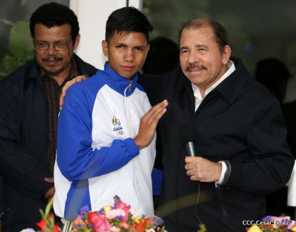 Presidente Daniel abandera a atletas nicaragüenses que participarán en Juegos Olímpicos y Paralímpicos Río 2016