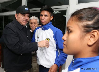Presidente Daniel abandera a atletas nicaragüenses que participarán en Juegos Olímpicos y Paralímpicos Río 2016