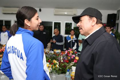 Presidente Daniel abandera a atletas nicaragüenses que participarán en Juegos Olímpicos y Paralímpicos Río 2016
