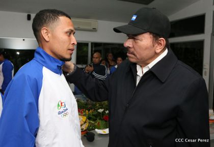Presidente Daniel abandera a atletas nicaragüenses que participarán en Juegos Olímpicos y Paralímpicos Río 2016