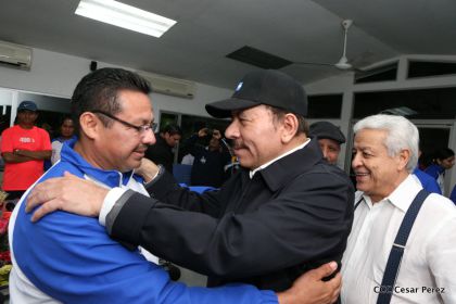 Presidente Daniel abandera a atletas nicaragüenses que participarán en Juegos Olímpicos y Paralímpicos Río 2016