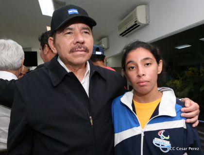 Presidente Daniel abandera a atletas nicaragüenses que participarán en Juegos Olímpicos y Paralímpicos Río 2016