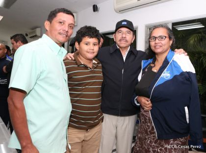 Presidente Daniel abandera a atletas nicaragüenses que participarán en Juegos Olímpicos y Paralímpicos Río 2016