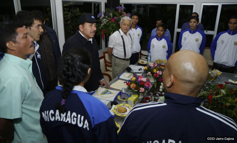 Presidente Daniel abandera a atletas nicaragüenses que participarán en Juegos Olímpicos y Paralímpicos Río 2016