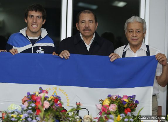 Presidente Daniel abandera a atletas nicaragüenses que participarán en Juegos Olímpicos y Paralímpicos Río 2016