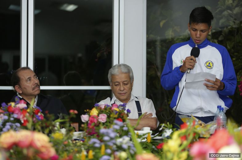 Presidente Daniel abandera a atletas nicaragüenses que participarán en Juegos Olímpicos y Paralímpicos Río 2016