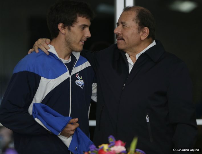 Presidente Daniel abandera a atletas nicaragüenses que participarán en Juegos Olímpicos y Paralímpicos Río 2016
