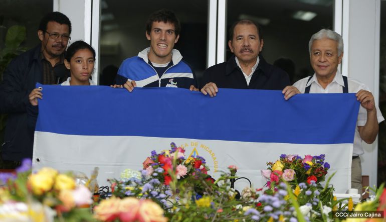 Presidente Daniel abandera a atletas nicaragüenses que participarán en Juegos Olímpicos y Paralímpicos Río 2016