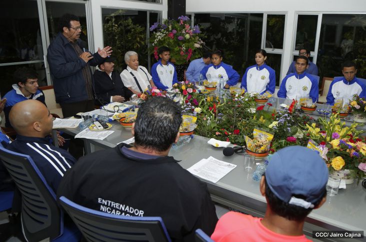 Presidente Daniel abandera a atletas nicaragüenses que participarán en Juegos Olímpicos y Paralímpicos Río 2016