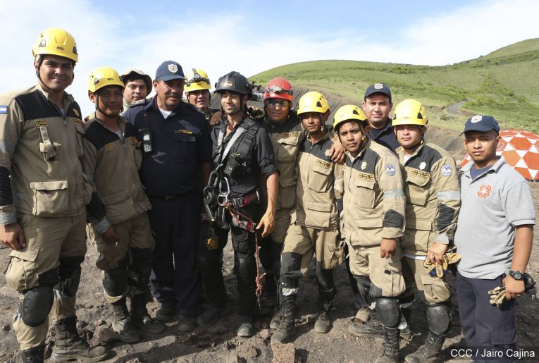 Sam Cossman y su equipo descienden a la zona cero en el Lago de Lava del Volcán Masaya