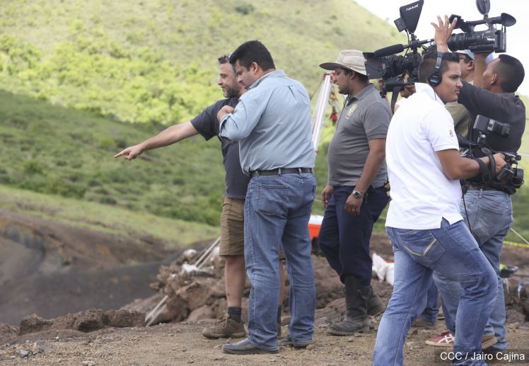 Sam Cossman y su equipo descienden a la zona cero en el Lago de Lava del Volcán Masaya
