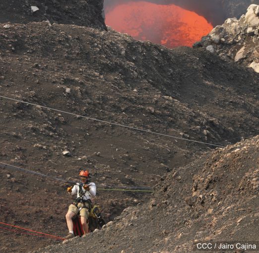 Sam Cossman y su equipo descienden a la zona cero en el Lago de Lava del Volcán Masaya