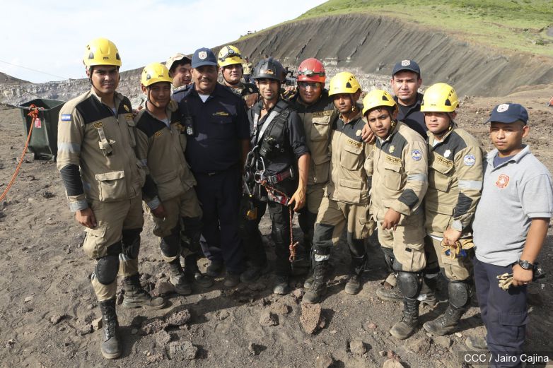Sam Cossman y su equipo descienden a la zona cero en el Lago de Lava del Volcán Masaya