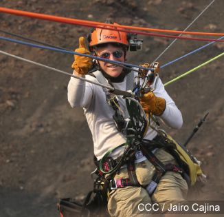 Sam Cossman y su equipo descienden a la zona cero en el Lago de Lava del Volcán Masaya
