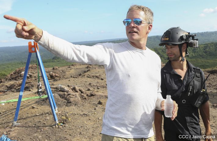 Sam Cossman y su equipo descienden a la zona cero en el Lago de Lava del Volcán Masaya