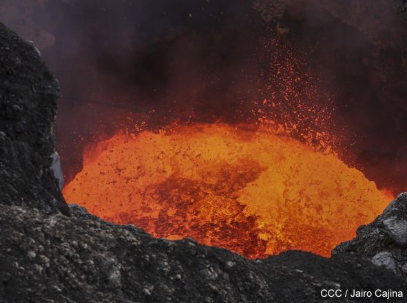 Sam Cossman y su equipo descienden a la zona cero en el Lago de Lava del Volcán Masaya