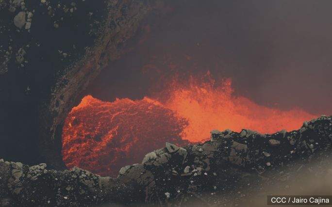Sam Cossman y su equipo descienden a la zona cero en el Lago de Lava del Volcán Masaya