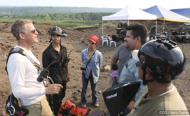 Sam Cossman y su equipo descienden a la zona cero en el Lago de Lava del Volcán Masaya