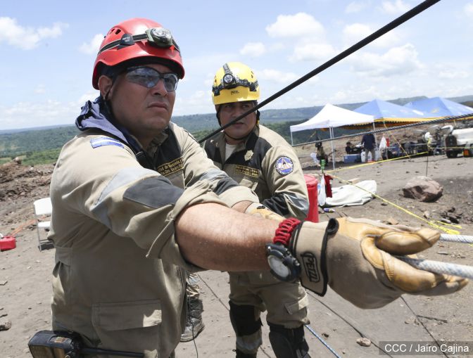 Sam Cossman y su equipo descienden a la zona cero en el Lago de Lava del Volcán Masaya