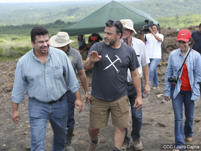 Sam Cossman y su equipo descienden a la zona cero en el Lago de Lava del Volcán Masaya